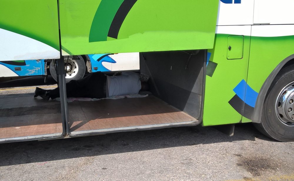 Foto: Busfahrer am Flughafen Varadero hält ein Nickerchen