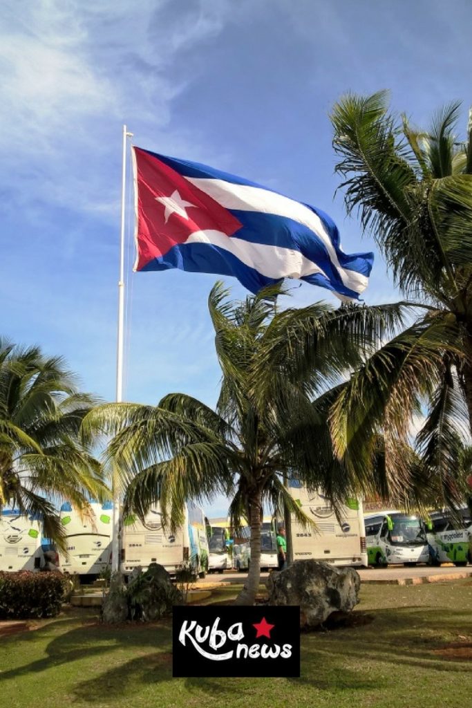 Flagge von Kuba weht im Wind