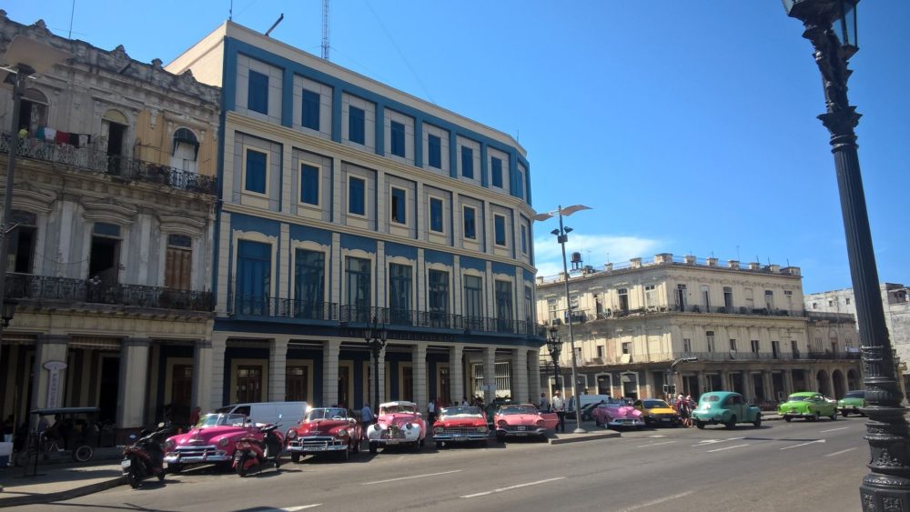 Lauter rosa Oldtimer vor dem Hotel Inglaterra in Havanna