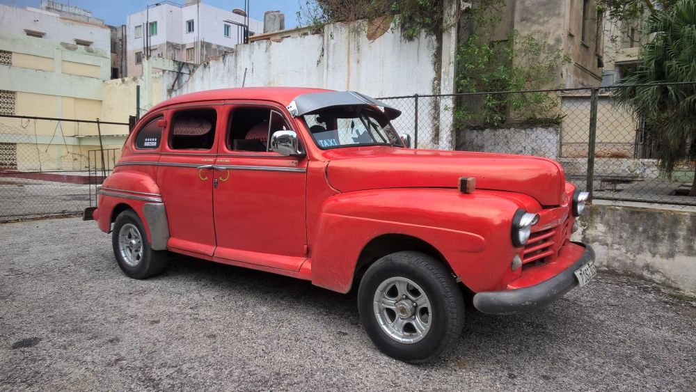 Foto: Rotes altes kubanisches Auto