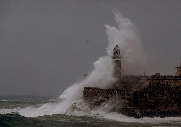 Ein großer Brecher, größer als der Leuchtturm, Havannas Wahrzeichen