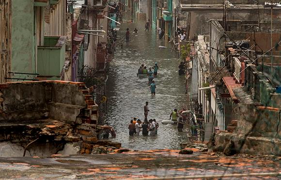 Cuba wird immer wieder von Hurrikanen getroffen. Menschen auf überfluteten Straßen