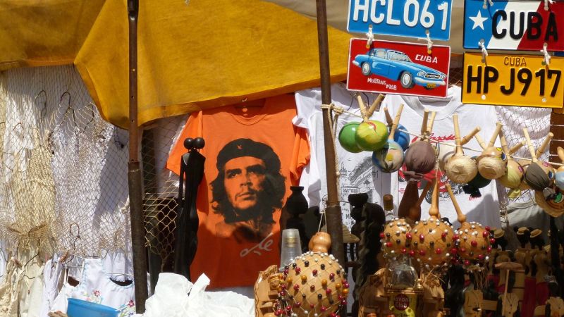 Marktfoto mit einem Che-Konterfei im Hintergrund
