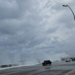 Willkommen im Lada-Paradis Kuba – die Oldtimer sind fast verschwunden Lada auf dem Malecón mit hohen Wellen